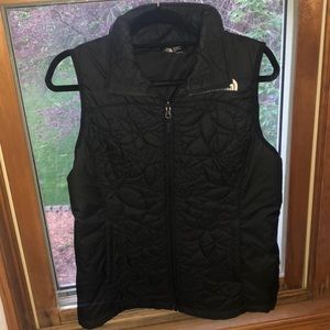 Black detailed north face vest
